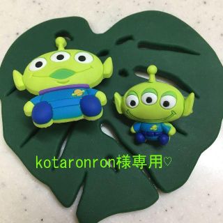 クロックス(crocs)の【kotaronron様専用】　グリーンマン　ジビッツ2点(キャラクターグッズ)