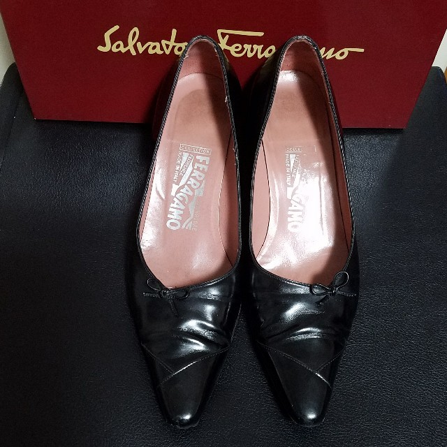 Salvatore Ferragamo(サルヴァトーレフェラガモ)の【連休sale】【最終価格sale】Ferragamo　おリボン　黒　パンプス レディースの靴/シューズ(ハイヒール/パンプス)の商品写真