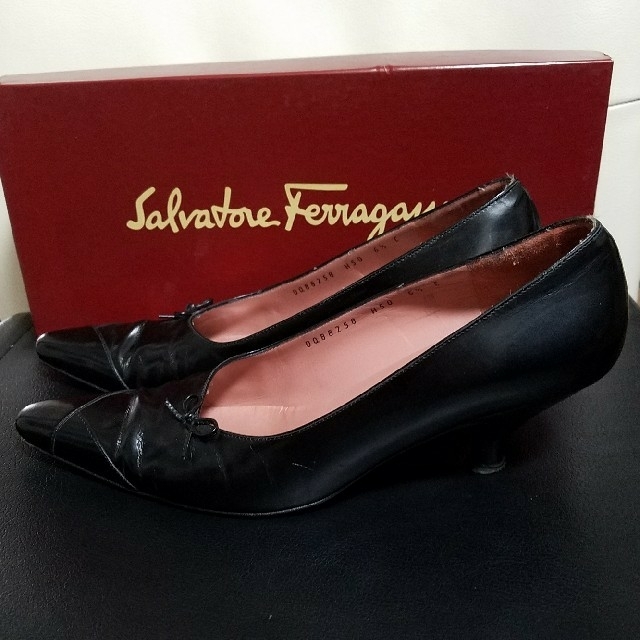 Salvatore Ferragamo(サルヴァトーレフェラガモ)の【連休sale】【最終価格sale】Ferragamo　おリボン　黒　パンプス レディースの靴/シューズ(ハイヒール/パンプス)の商品写真