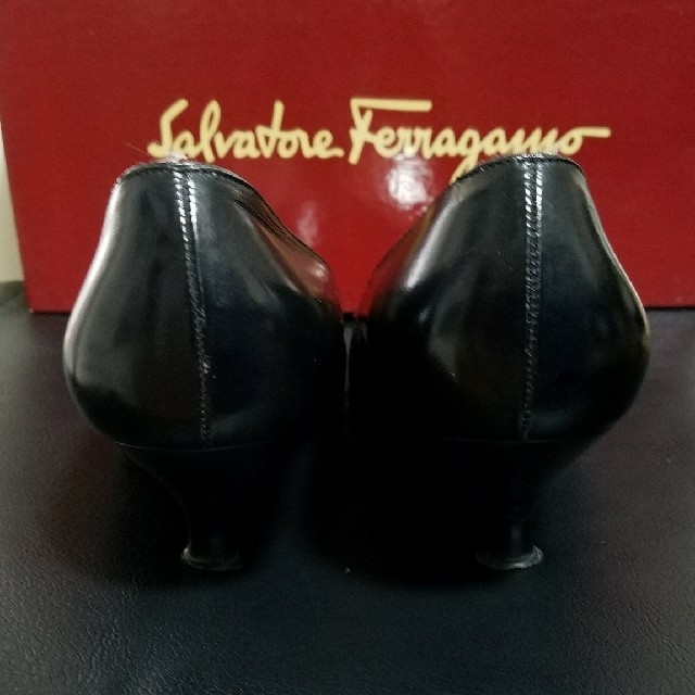 Salvatore Ferragamo(サルヴァトーレフェラガモ)の【連休sale】【最終価格sale】Ferragamo　おリボン　黒　パンプス レディースの靴/シューズ(ハイヒール/パンプス)の商品写真