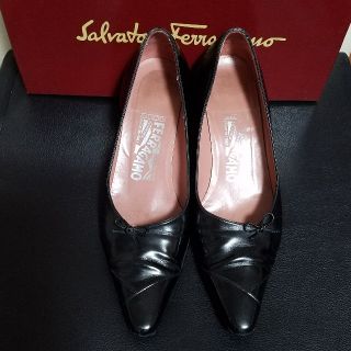 サルヴァトーレフェラガモ(Salvatore Ferragamo)の【連休sale】【最終価格sale】Ferragamo　おリボン　黒　パンプス(ハイヒール/パンプス)