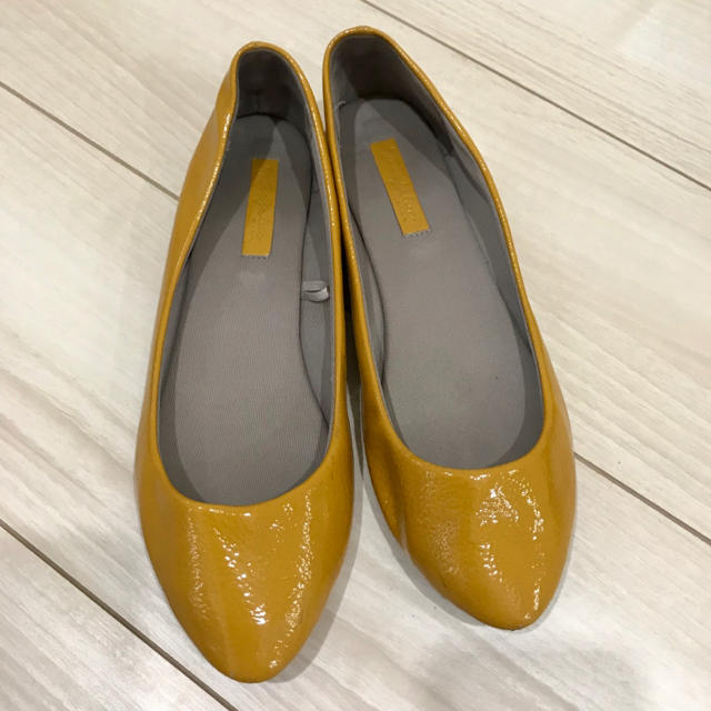 ZARA(ザラ)の美品！ザラ ZARA エナメルパンプス イエロー 23.5 レディースの靴/シューズ(ハイヒール/パンプス)の商品写真