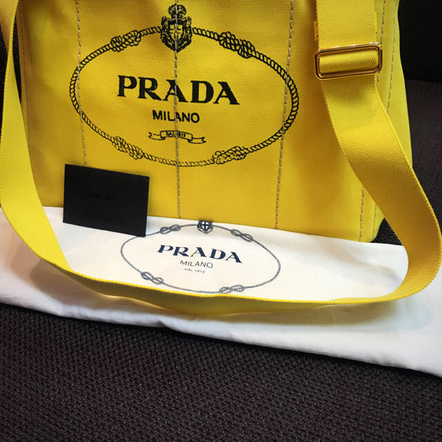 PRADA(プラダ)のぴっぴ様専用 PRADA 2回使用 イエロー カナパ レディースのバッグ(トートバッグ)の商品写真