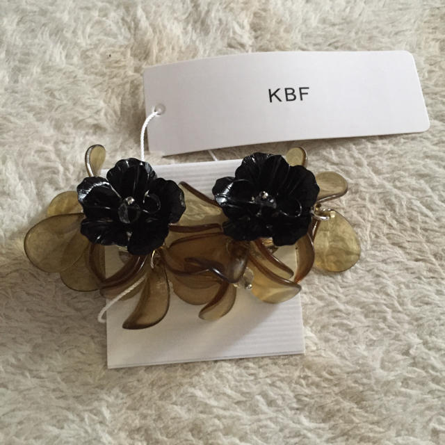 KBF(ケービーエフ)のKBF アクリルフラワーイヤリング レディースのアクセサリー(イヤリング)の商品写真