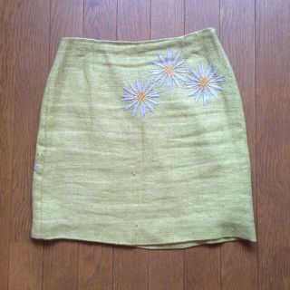 トッカ(TOCCA)のTOCCA花刺繍付きリネンタイトスカート(ひざ丈スカート)