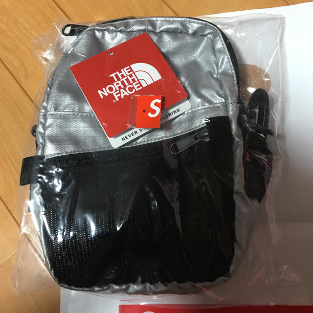 Supreme(シュプリーム)のsupreme/the north face metallic  メンズのバッグ(ショルダーバッグ)の商品写真