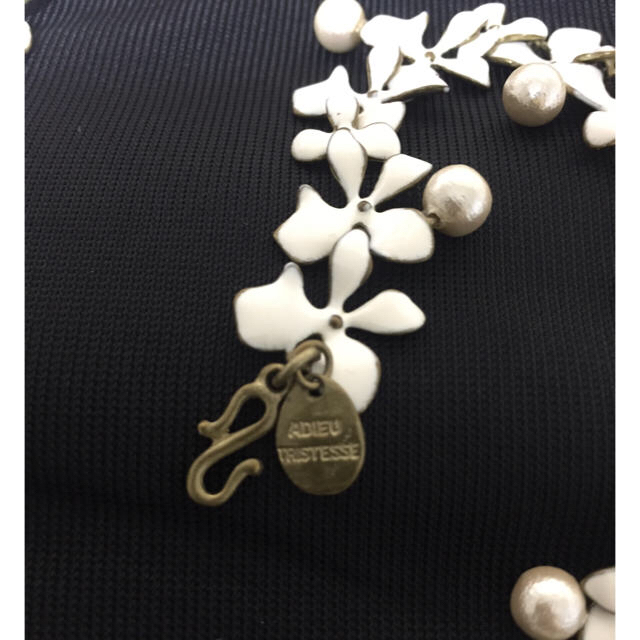 ADIEU TRISTESSE(アデュートリステス)のアデュー トリステス 花とパールネックレス レディースのアクセサリー(ネックレス)の商品写真