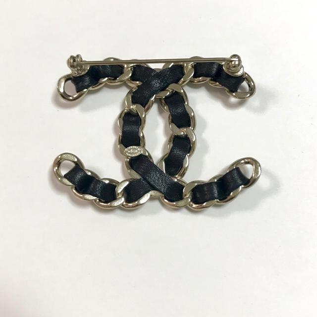 CHANEL(シャネル)のCHANEL シャネル★新品同様 完売品！ココマーク チェーン ブローチ  レディースのアクセサリー(ブローチ/コサージュ)の商品写真