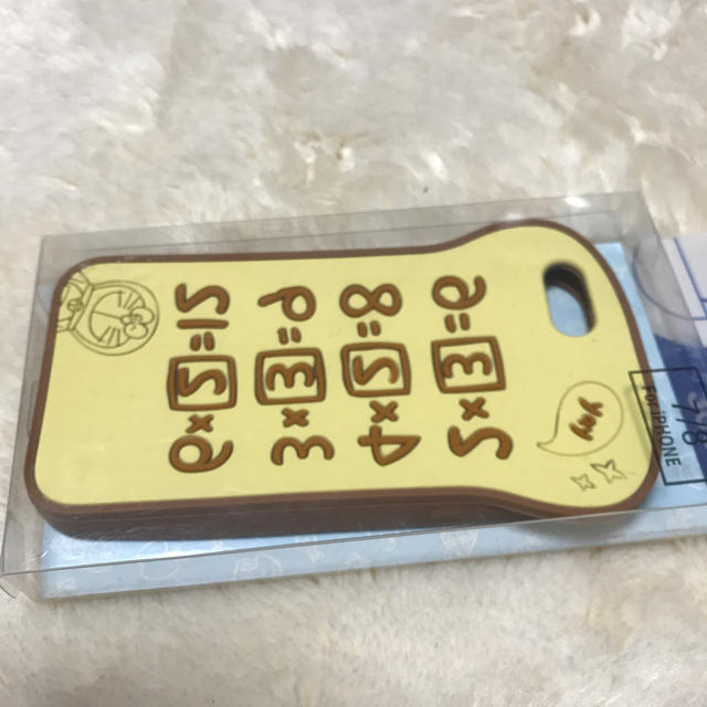 3COINS(スリーコインズ)の3COINS 暗記パン iPhoneケース スマホ/家電/カメラのスマホアクセサリー(iPhoneケース)の商品写真