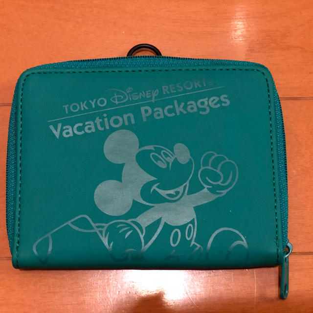 Disney(ディズニー)のミッキーマウスマルチウォレットresort vacation package エンタメ/ホビーのおもちゃ/ぬいぐるみ(キャラクターグッズ)の商品写真