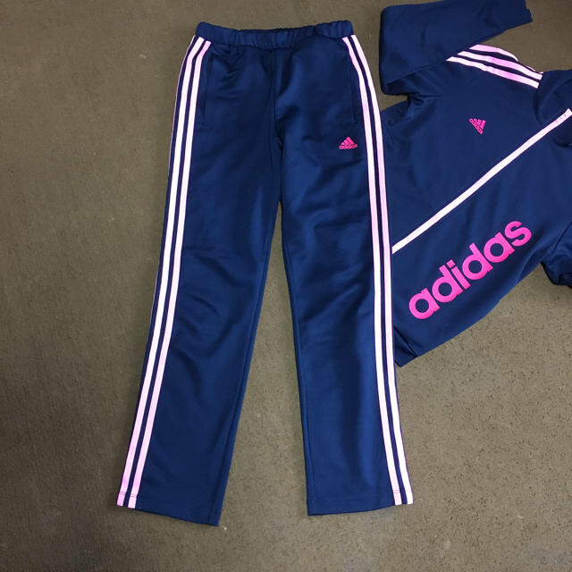 adidas(アディダス)の★アディダスのかわいいジャージ上下☆中古品★150cm★ キッズ/ベビー/マタニティのキッズ服女の子用(90cm~)(その他)の商品写真