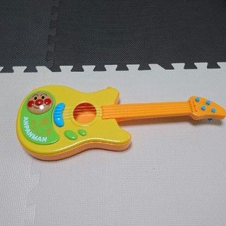 バンダイ(BANDAI)のアンパンマンギター(楽器のおもちゃ)