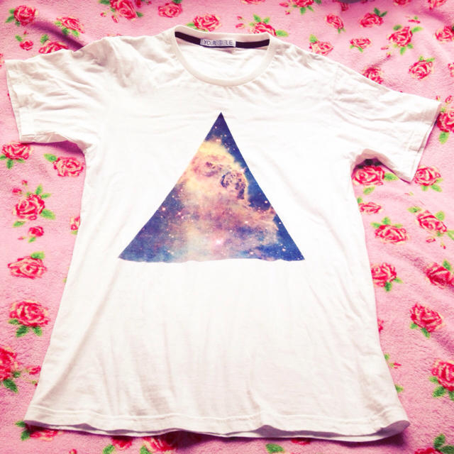 YOUR EYES LIE 三角Ｔシャツ レディースのトップス(Tシャツ(半袖/袖なし))の商品写真