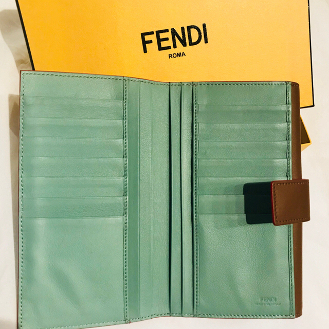 FENDIピーカーブー バイカラー財布  ✨貴重