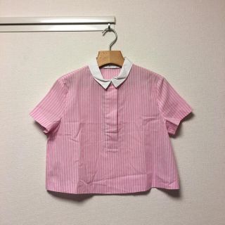 ザラ(ZARA)のZARA ピンクストライプ丈短めシャツ(シャツ/ブラウス(半袖/袖なし))