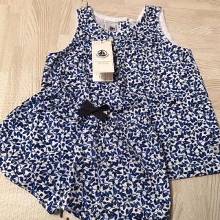 プチバトー(PETIT BATEAU)のプチバトー 18SS ブルーフラワーノースリーブパジャマ 3ans 新品(パジャマ)