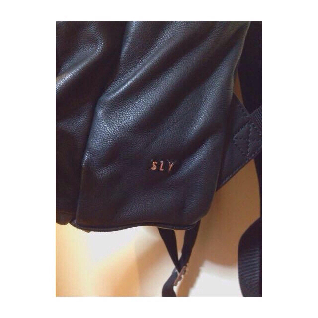 SLY(スライ)のSLY 革 黒色リュック レディースのバッグ(リュック/バックパック)の商品写真