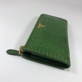 プラダ(PRADA)の☆ふー様専用☆プラダ 長財布 鮮やかグリーン ゴールドロゴ 使用感 汚れアリ(財布)