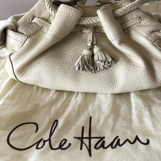 コールハーン(Cole Haan)のコールハン   オフホワイトショルダーバッグ(ショルダーバッグ)