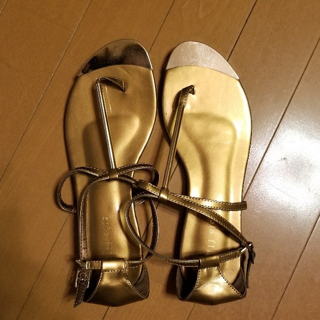 ☆値下げ☆ゴールド　レディースサンダル　24㎝ レディースの靴/シューズ(サンダル)の商品写真