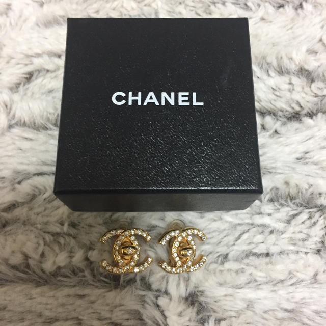 CHANEL(シャネル)のシャネル  イヤリング  ターンロック  ラインストーン レディースのアクセサリー(イヤリング)の商品写真