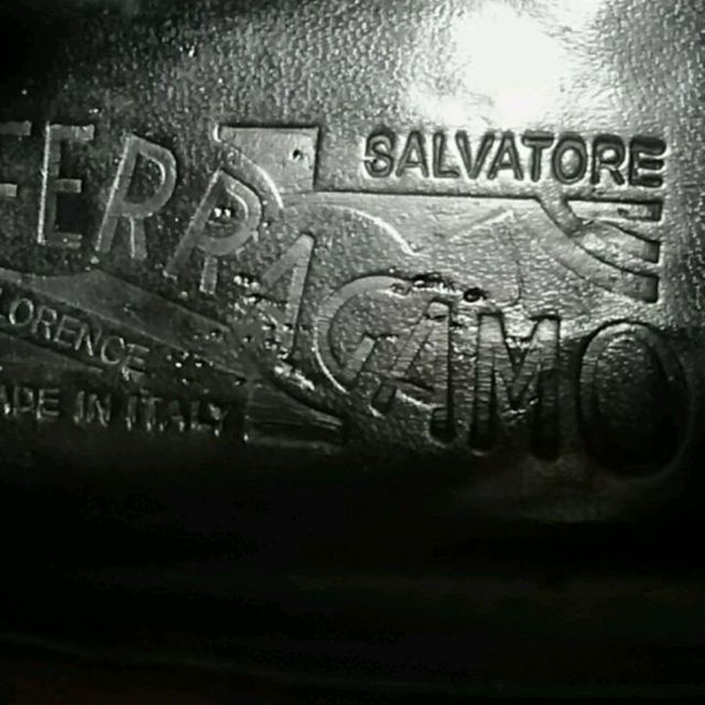 Salvatore Ferragamo(サルヴァトーレフェラガモ)の限定王道デザイン!フェラガモ大人のイタリア製モカシンローファー黒 メンズの靴/シューズ(ドレス/ビジネス)の商品写真