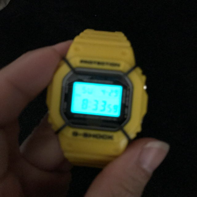 G-SHOCK(ジーショック)のCASIO G-SHOCK DW-5600 イエロー メンズの時計(腕時計(デジタル))の商品写真