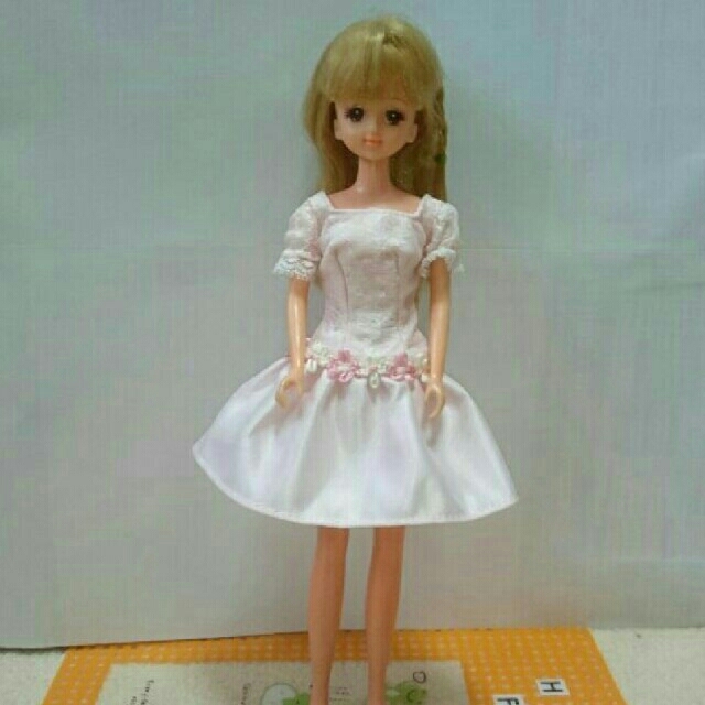 Barbie(バービー)の薄いピンクのワンピース キッズ/ベビー/マタニティのおもちゃ(ぬいぐるみ/人形)の商品写真