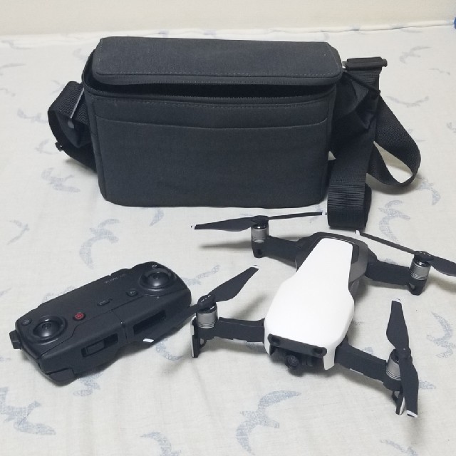 ドローン  DJI Mavic Air Fly More コンボ ホワイト エンタメ/ホビーのエンタメ その他(その他)の商品写真