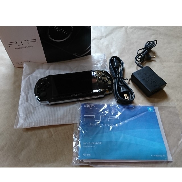 PlayStation Portable(プレイステーションポータブル)のPSP　3000　 PIANO BLACK エンタメ/ホビーのゲームソフト/ゲーム機本体(携帯用ゲーム機本体)の商品写真
