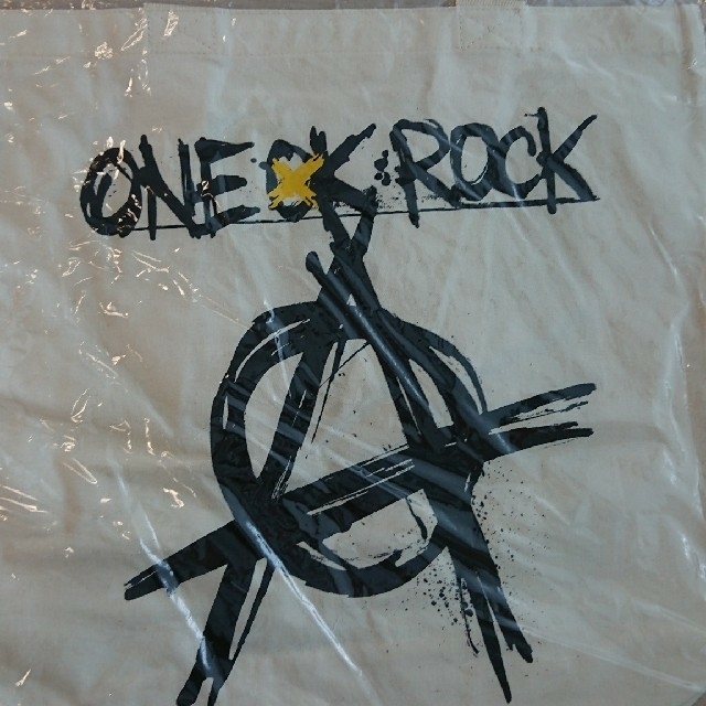 ONE OK ROCK(ワンオクロック)のONE OK ROCK トートバッグ(WHITE) エンタメ/ホビーのタレントグッズ(ミュージシャン)の商品写真