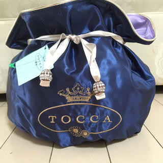 トッカ(TOCCA)のtocca新品タグつき 定番ロゴいりサテン巾着ポーチ 大サイズ(ポーチ)