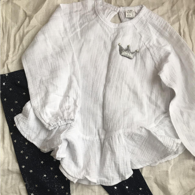 ZARA KIDS(ザラキッズ)のラメクラウンのブローチ付き♡ホワイトブラウス&シルバースターレギンスのセット キッズ/ベビー/マタニティのキッズ服女の子用(90cm~)(ブラウス)の商品写真