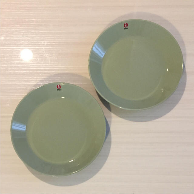 iittala(イッタラ)の【新品2枚】廃盤カラー イッタラ ティーマ セラドングリーン 17㎝ プレート インテリア/住まい/日用品のキッチン/食器(食器)の商品写真