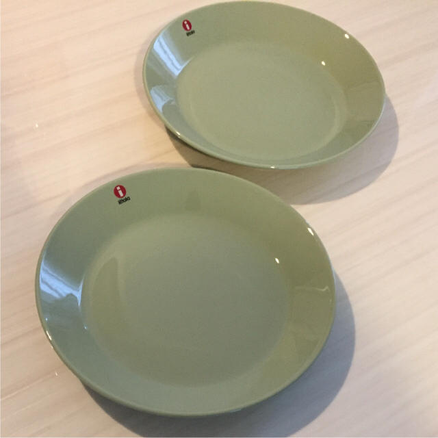 iittala(イッタラ)の【新品2枚】廃盤カラー イッタラ ティーマ セラドングリーン 17㎝ プレート インテリア/住まい/日用品のキッチン/食器(食器)の商品写真