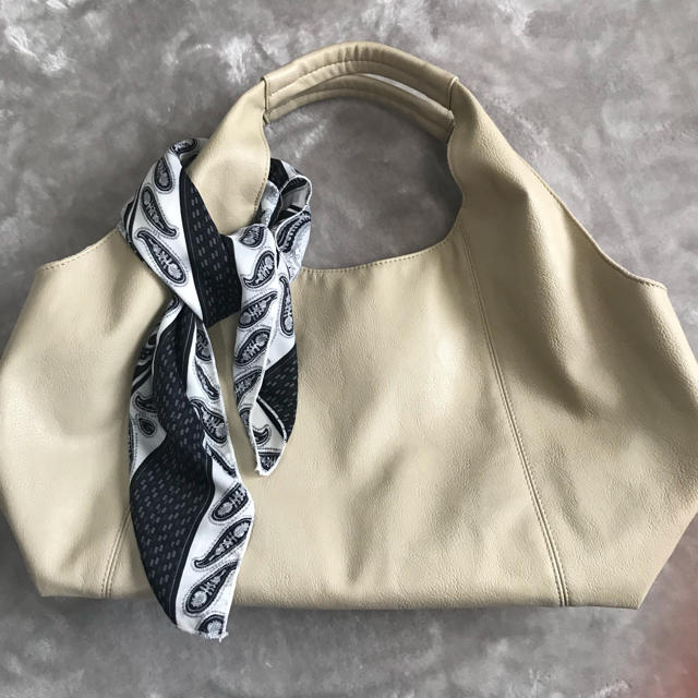 LEPSIM(レプシィム)のスカーフ付き ライトベージュトートバッグ レディースのバッグ(トートバッグ)の商品写真