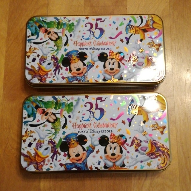 Disney(ディズニー)のDisny35周年チョコレート空き缶　二個セット エンタメ/ホビーのおもちゃ/ぬいぐるみ(キャラクターグッズ)の商品写真