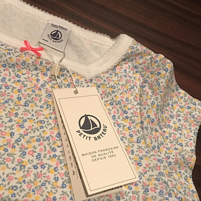 PETIT BATEAU(プチバトー)のプチバトー 18SS フラワープリントスクエアネック半袖パジャマ 5ans 新品 キッズ/ベビー/マタニティのキッズ服女の子用(90cm~)(パジャマ)の商品写真