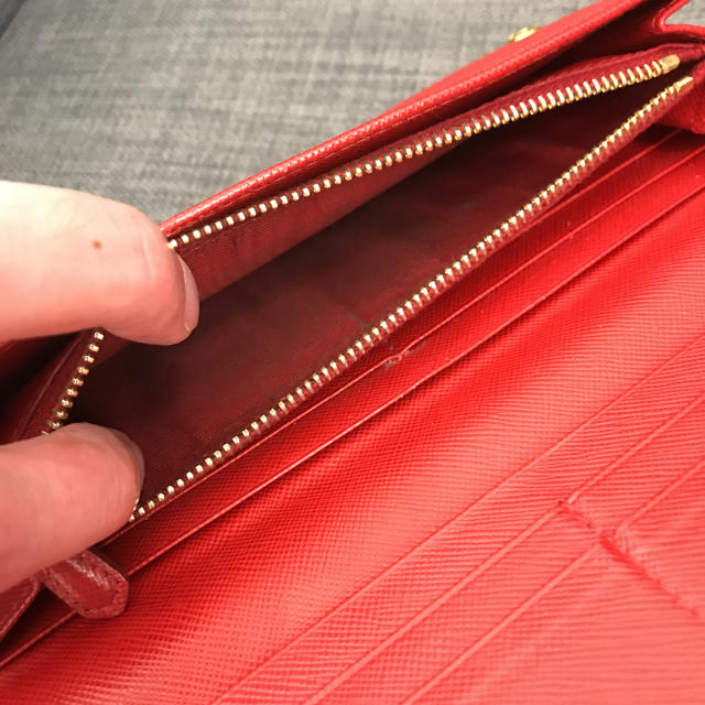 PRADA(プラダ)のPRADA　長財布　プラダ　財布　サフィアーノ　赤 レディースのファッション小物(財布)の商品写真
