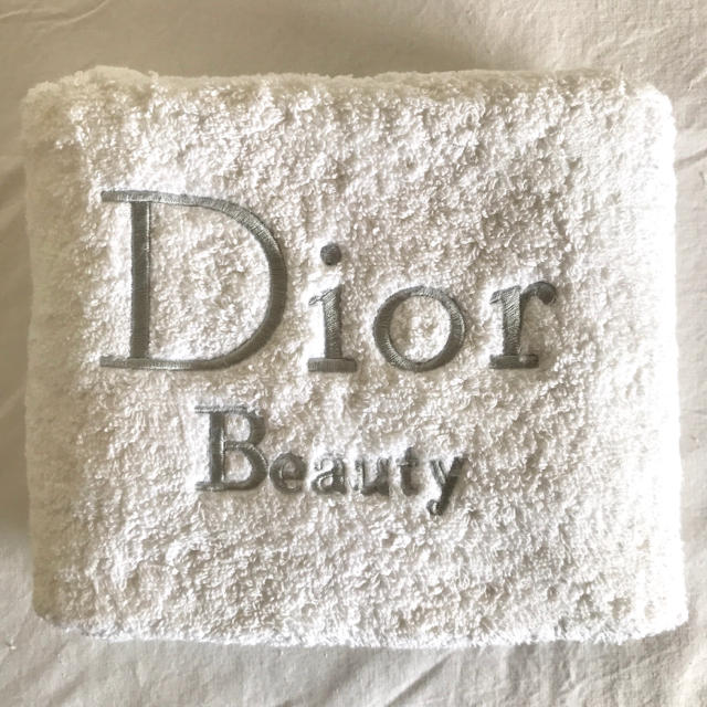 Dior(ディオール)のDior Beauty タオル ノベルティ ホワイト 白 シルバー インテリア/住まい/日用品の日用品/生活雑貨/旅行(タオル/バス用品)の商品写真