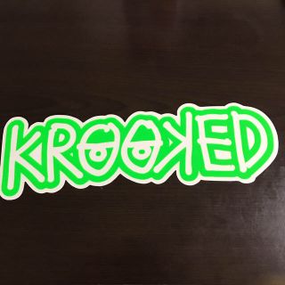 クルキッド(KROOKED)の(縦7.6cm横24.2cm)krooked ステッカー(ステッカー)