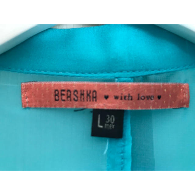 Bershka(ベルシュカ)のBershkaトップス 水色 （ボタン一つ取れてます） レディースのトップス(シャツ/ブラウス(半袖/袖なし))の商品写真