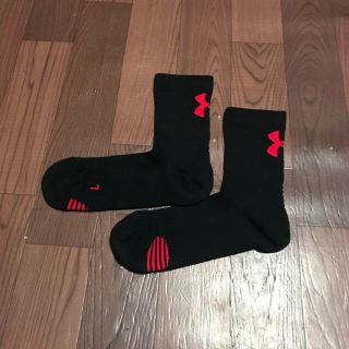 アンダーアーマー(UNDER ARMOUR)のアンダーアーマー MD ブラック レッド ソックス 靴下 バスケットボール 27(バスケットボール)