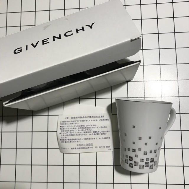 GIVENCHY(ジバンシィ)のhappy bride様専用 GIVENCHY 新品 マグ 2個セット インテリア/住まい/日用品のキッチン/食器(グラス/カップ)の商品写真