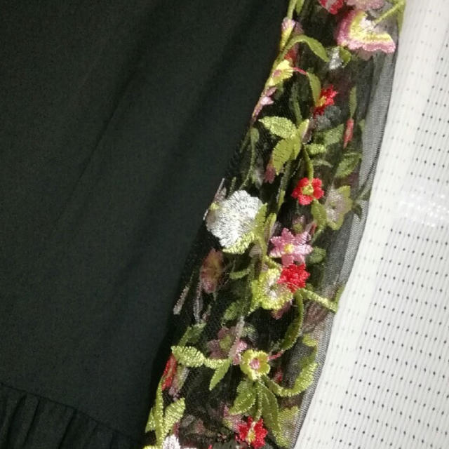 merlot(メルロー)のメルロープリュス 花刺繍レーススリーブワンピース レディースのワンピース(ひざ丈ワンピース)の商品写真