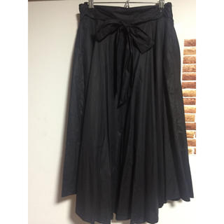 ディスコート(Discoat)のペーパータッチ前リボン裾アシメスカート(黒)(ひざ丈スカート)