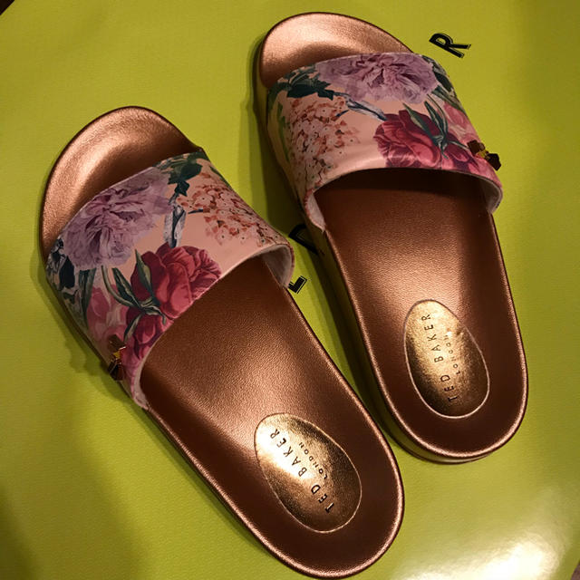 TED BAKER(テッドベイカー)のTed Baker AVELINS 新作　花柄　サンダル 38 レディースの靴/シューズ(サンダル)の商品写真