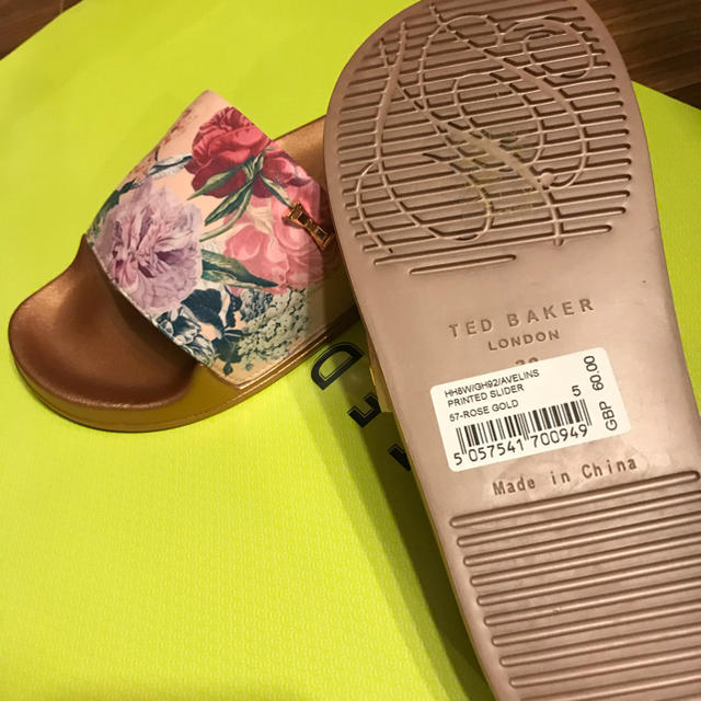 TED BAKER(テッドベイカー)のTed Baker AVELINS 新作　花柄　サンダル 38 レディースの靴/シューズ(サンダル)の商品写真