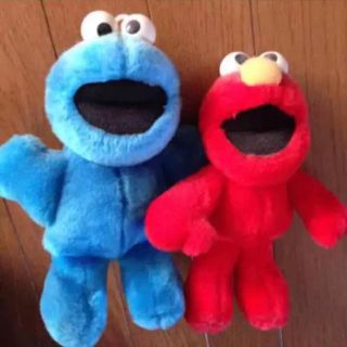 セサミストリート(SESAME STREET)のエルモとクッキーモンスターのぬいぐるみです！(ぬいぐるみ)