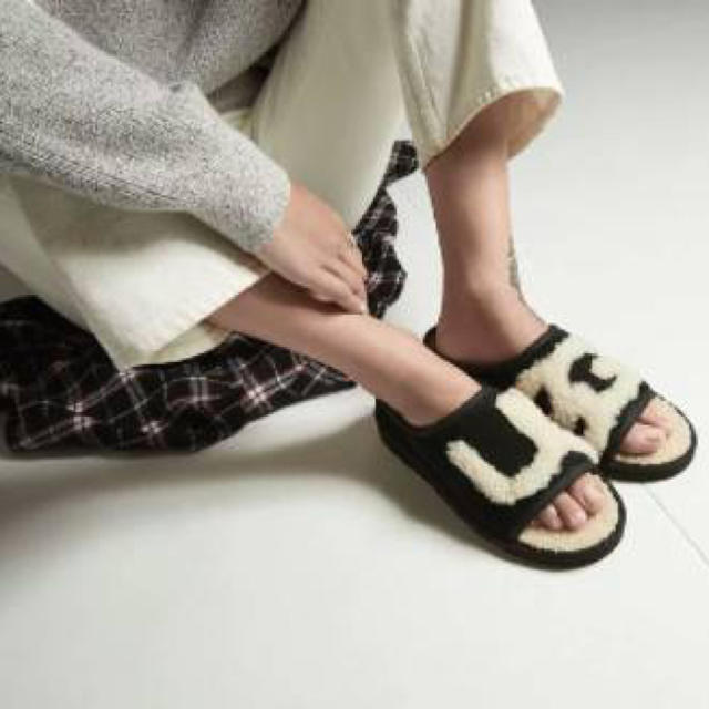 UGG(アグ)の【UGG アグ】ファーサンダル ロゴ入り レディースの靴/シューズ(サンダル)の商品写真